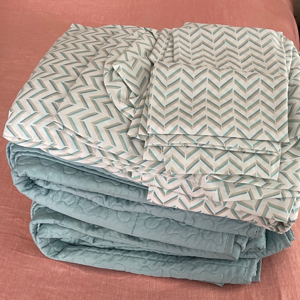 Set of 2 Twin bedding sets: Matelassé quilt & sheets